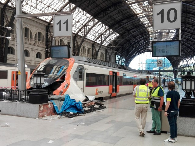 Continuen ingressats nou ferits, tres en estat greu, per l'accident de tren a Barcelona