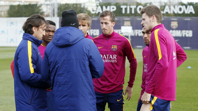 Luis Enrique conversa amb jugadors del filial