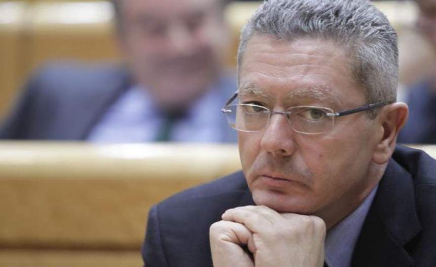 Afectats per casos de bebès robats demanen a Gallardón que "no els deixi en l'oblit"