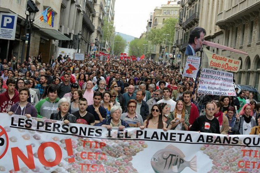 Unes 4.000 persones es manifesten a Barcelona contra el TTIP