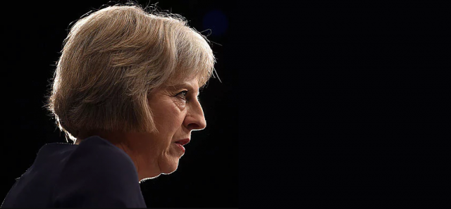 Theresa May, una premier penjada