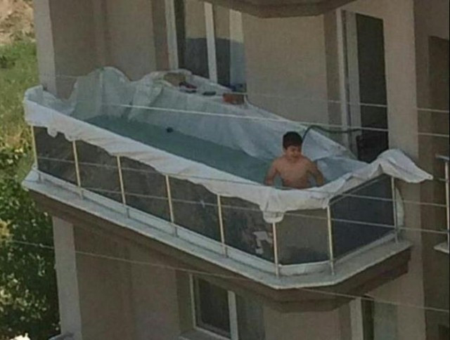Un nen improvisa una piscina al seu balcó i es fa viral