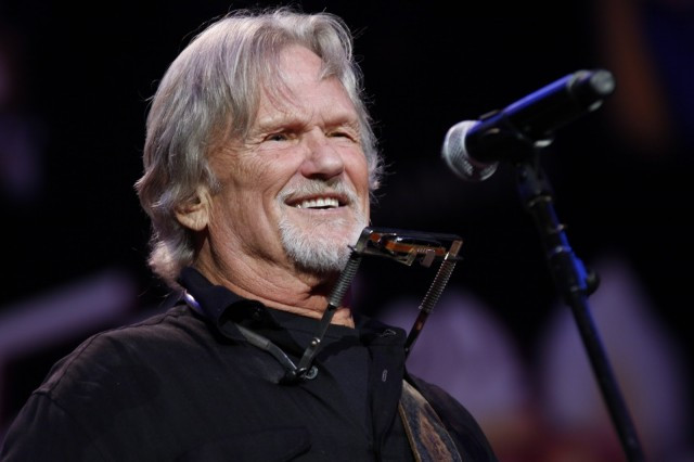 Kris Kristofferson i la seva guitarra acústica arrasen al Festival Jardins de Pedralbes