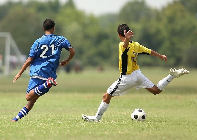Els adolescents que juguen a futbol milloren el desenvolupament dels seus ossos