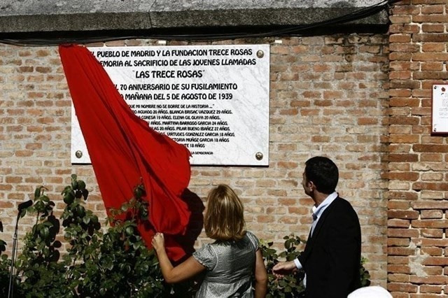 Homenatge a les 13 Roses en el 78 aniversari del seu afusellament pel franquisme