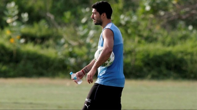 El metge de la selecció uruguaiana no descarta que Suárez jugui davant l'Argentina