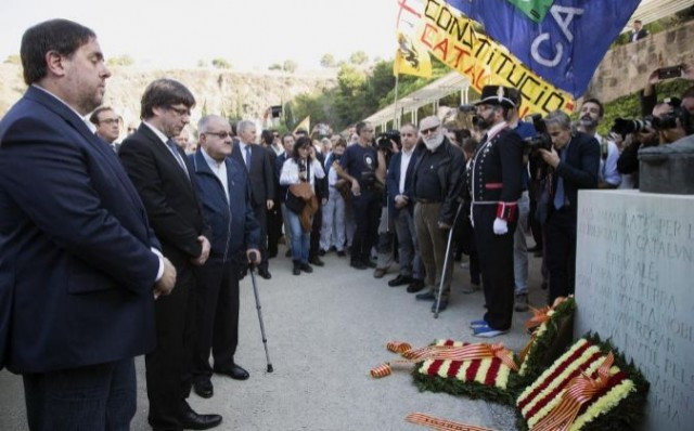 PuigdemontyJunquerasantelatumbadeLlusCompanys 1 1