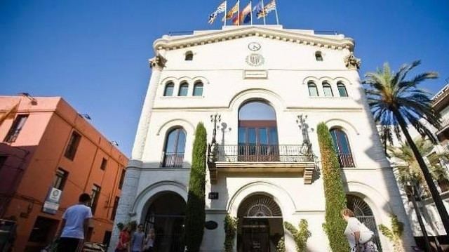 Un jutge obliga l'Ajuntament de Badalona a col·locar la foto del Rei al saló de plens