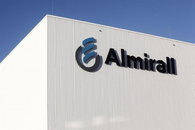 Almirall perd 99,7 milions fins al setembre, davant guanys d'un any abans