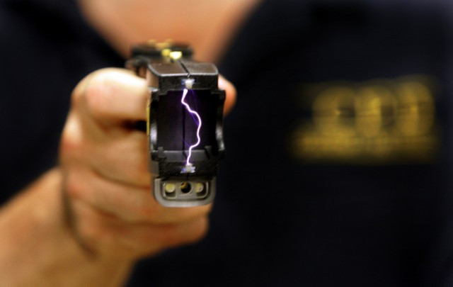 Els Mossos ultimen els tràmits per fer servir les pistoles Taser