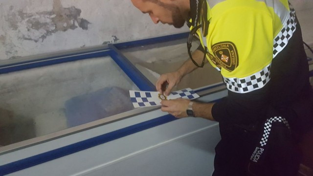 Intervenen desenes de quilos de menjar en mal estat en establiments de Barcelona