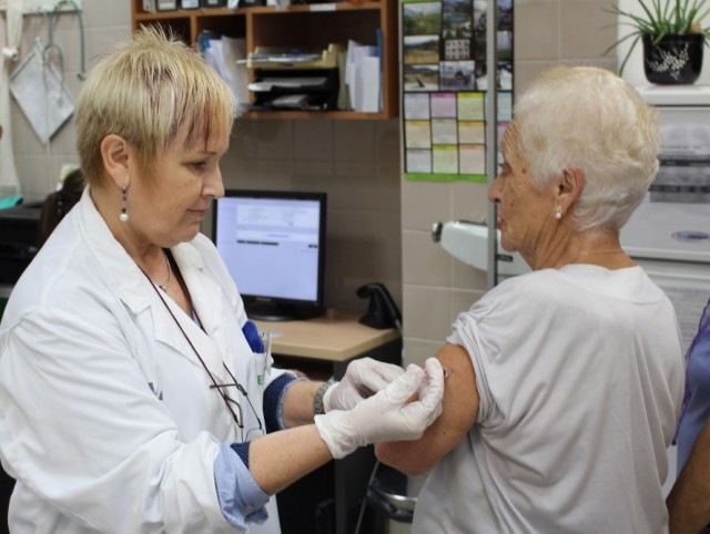 Afrontar l'arribada del fred i la grip amb 51.000 empleats sanitaris menys