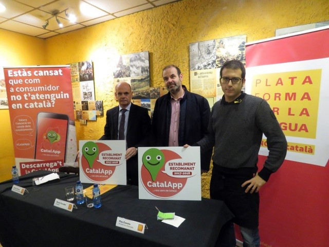 Plataforma per la Llengua assenyala amb un distintiu als comerços que fan servir el català