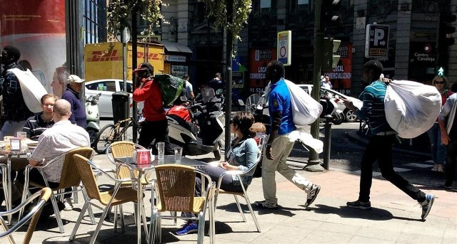 Ferits cinc guàrdies urbans de Barcelona en un operatiu contra manters