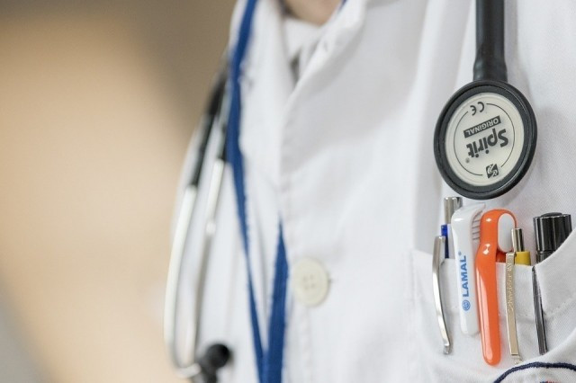 Els estudiants de medicina exigeixen més places MIR per cobrir els llicenciats sense feina