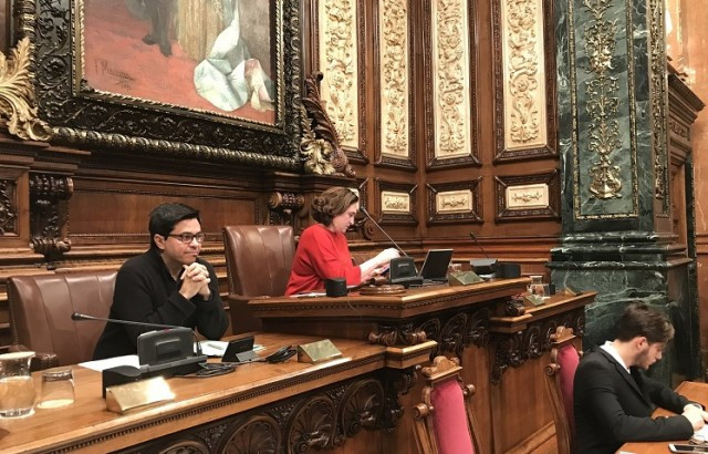 Colau manté el ple de l'Ajuntament de Barcelona el 21 de desembre
