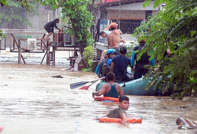 Almenys 200 morts per la tempesta Tembin que assola el sud de Filipines
