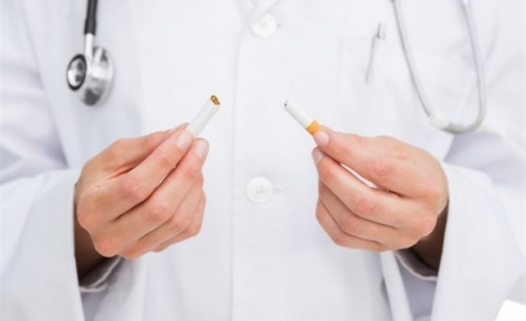 Sanitat vol ampliar encara més la prohibició de fumar en públic