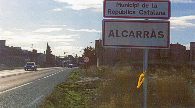CartelesdeRepblicaCatalanaalaentradadeAlcarrs