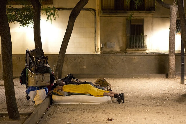 Detingut per apunyalar dues persones sense llar a Barcelona
