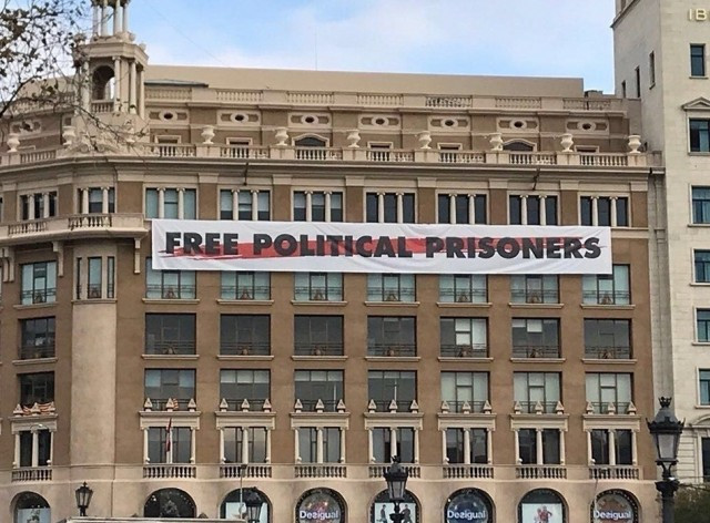 Pancarta presos polticos barcelona edificio protegido ppc alberto fernndez
