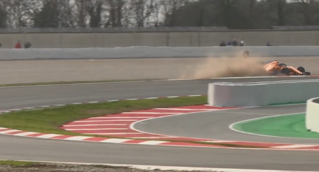 Fernando Alonso té un accident al circuit de Barcelona