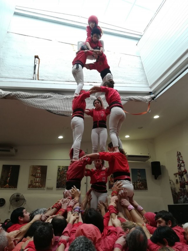 Els Castellers de Barcelona descarreguen una torre només amb dones