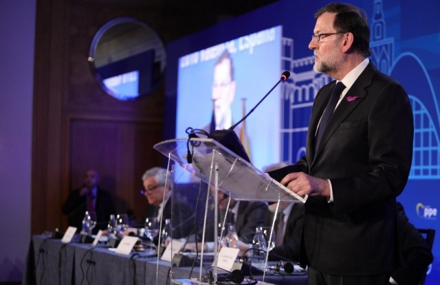 Rajoy lazo morado dia de la mujer trabajadora 08032018