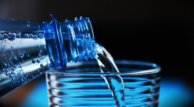Microplàstics a l'aigua embotellada de tot el món