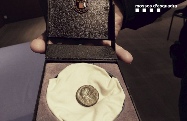 Troben una moneda del jaciment d'Empúries robada a la venda en línia