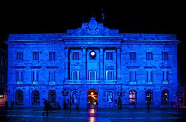 Ayuntamiento bcn iluminado azul autismo