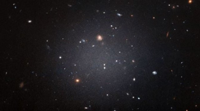 NGC 1052-DF2, la galàxia 'transparent'