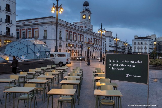 Pupitres buits al carrer per recordar els escolars de Síria