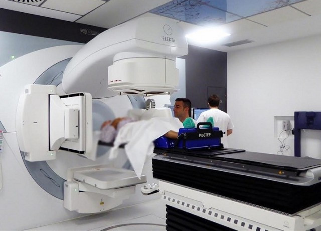 La manca de personal deixa a tres de cada deu pacients sense radioteràpia
