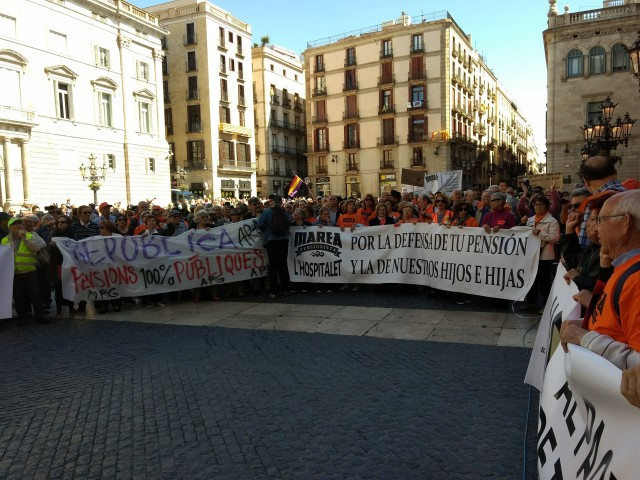 400 persones es manifesten a Barcelona per una reforma integral de les pensions