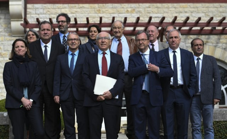 La cimera que escenifica la fi d'ETA comença amb un minut de silenci per les víctimes