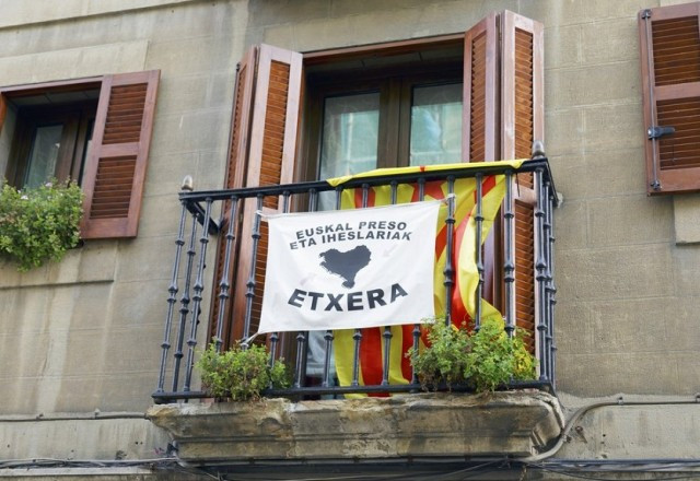 Kofi Annan demana reconciliació amb una foto amb el lema dels presos d'ETA i una estelada