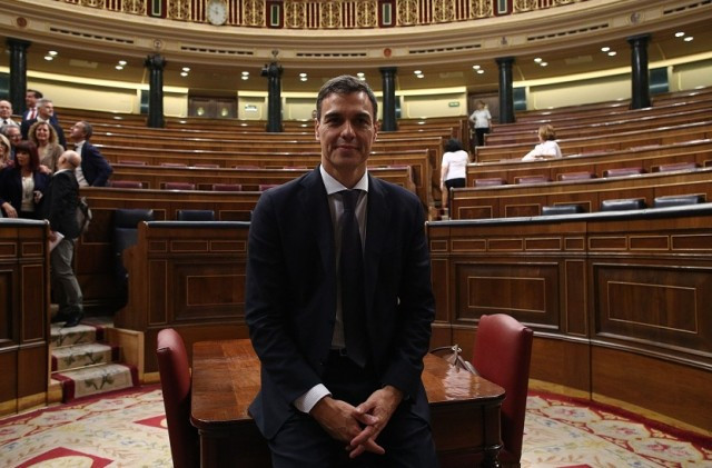 Pedro snchez congreso sentado 01062018