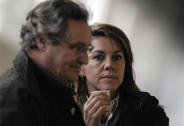 Cospedal i el seu marit arrosseguen el llast dels papers de Bárcenas