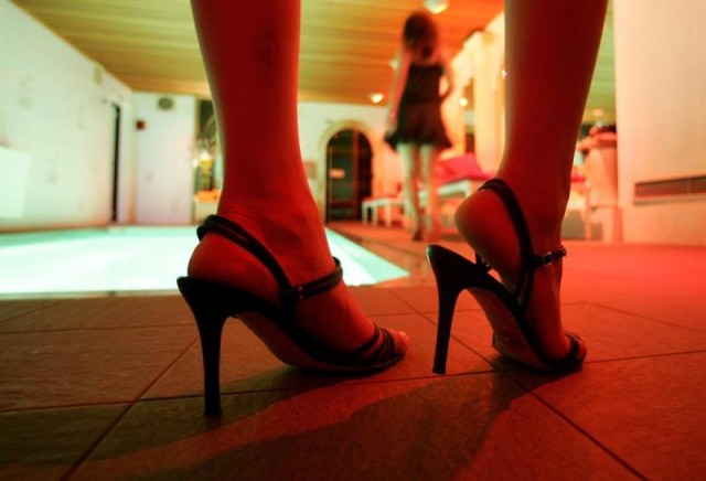 Al voltant de cent persones es manifesten a Barcelona a favor i en contra de la prostitució