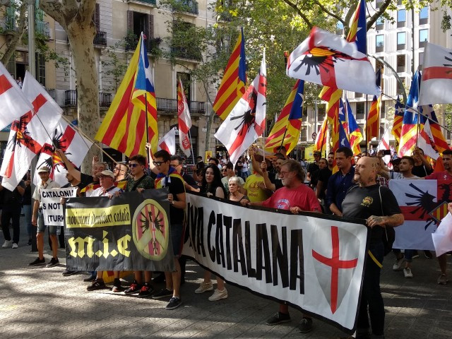 Tensió en l'ofrena floral de radicals nacionalistes a la Diada