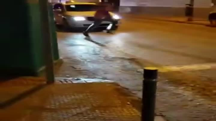 Graven com un turista es tira sobre un taxi en marxa a Eivissa