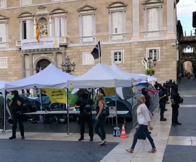 MossosacampadaindependentistaplaaSantJaume 2