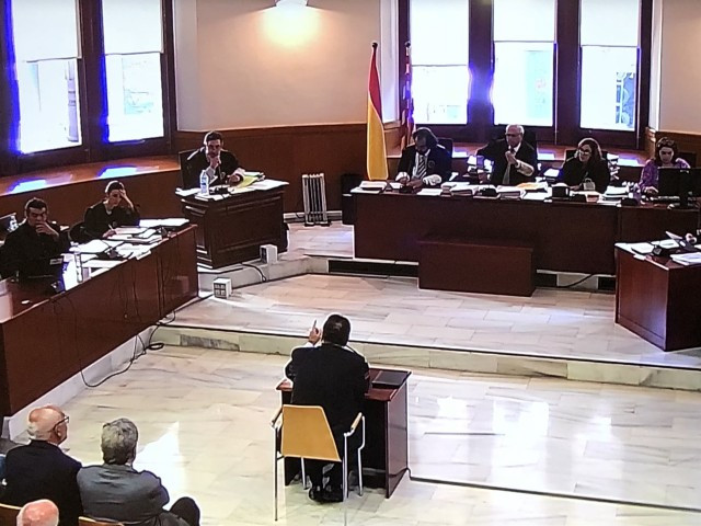 Un exdirigent de Caixa Catalunya justifica apujar sous a la direcció davant la crisi