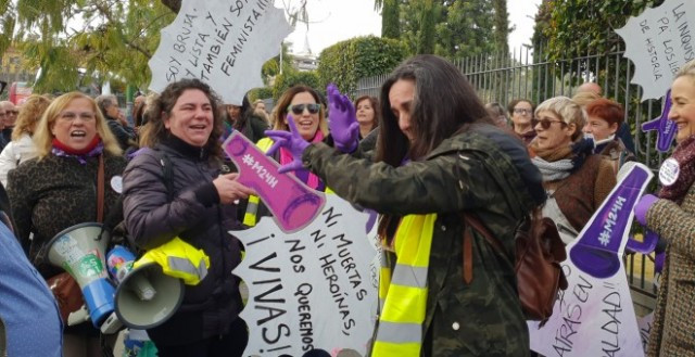 Concentració feminista davant el Parlament andalús contra el pacte del PP i Vox