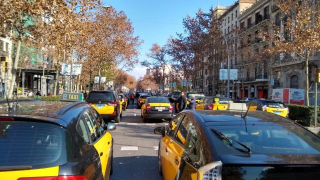 El col·lapse provocat per taxis i VTC costa un milió d'euros diaris només en mobilitat