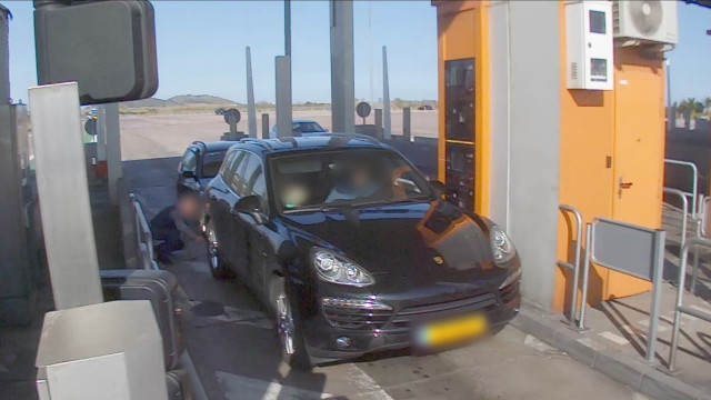 Caeunabandaquerobabaaturistasenlaautopista