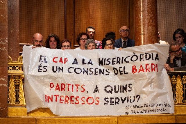 Colau eludeix el debat sobre la Capella de la Misericòrdia abans de perdre la votació