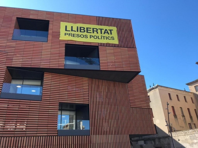 Ordenen treure un cartell a favor dels 