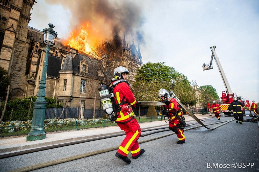 Bombers de Paru00eds en les tasques dextinciu00f3 de lincendi a Notre Dame